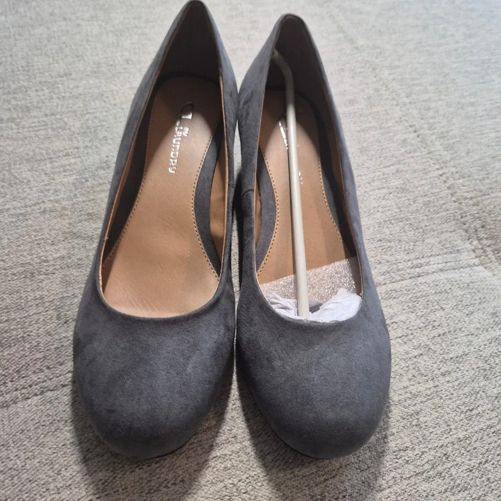 CL by Laundry Womens Grey Faux Suede Low Wedge Pumps Round Toe Shoes Size 9